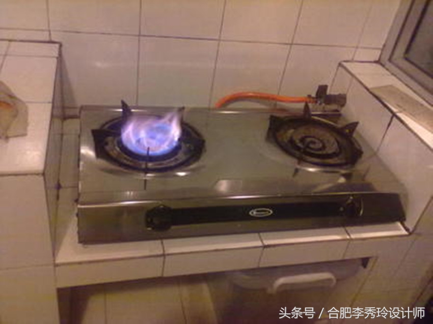 燃气灶火焰怎么调都是红色,燃气灶一开始蓝火慢慢变红火