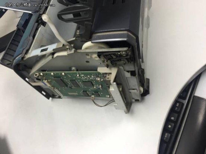 惠普1020打印纸张出现褶皱,惠普1015打印机打印出来纸张发黑