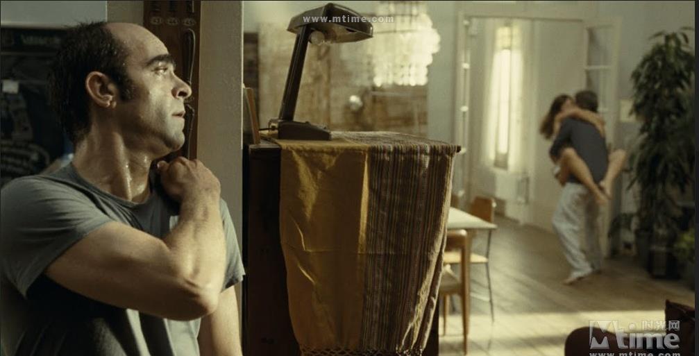 想想看？深夜爬上女邻居的床，这片堪称教科书级的啊