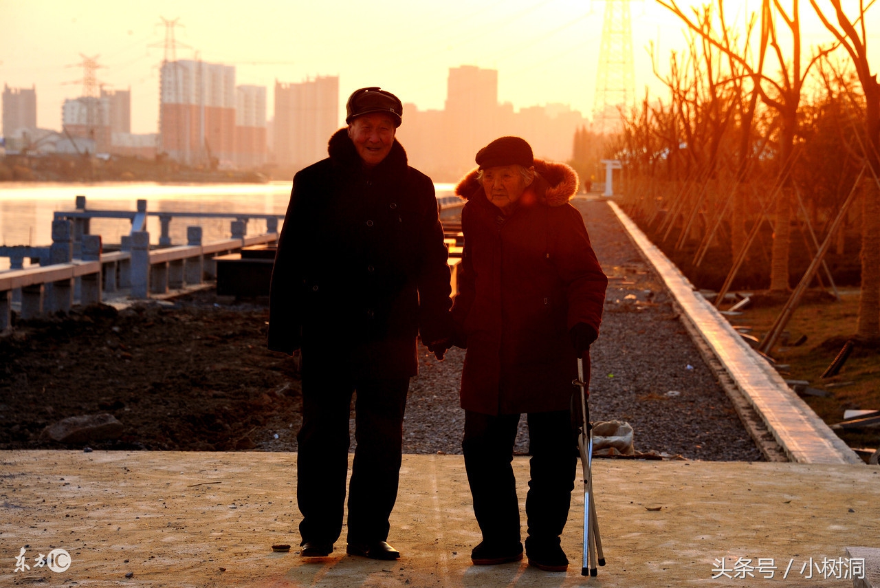 一对老人的爱情视频,一对老人令人羡慕的爱情
