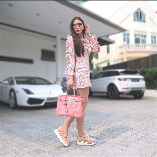 她是最成功的网红，富豪每月给22万，一辆400万豪车高调出行