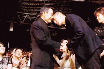 董卿一跪成名视频完整版,董卿跪下来听老人念诗视频