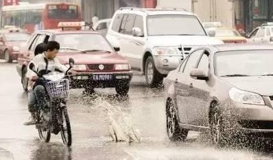 董卿一跪成名视频完整版,董卿跪下来听老人念诗视频