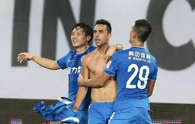 中超金靴输球不满球迷嘘声，现场抛弃队长袖标，遭以色列国足除名