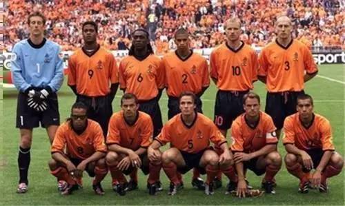 张玉宁荷甲高光时刻梅开二度,张玉宁为什么不踢世预赛