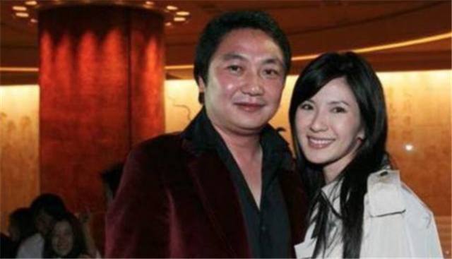 她是最成功的网红，富豪每月给22万，一辆400万豪车高调出行