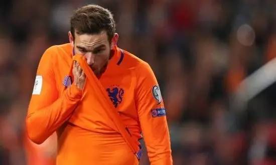 张玉宁荷甲高光时刻梅开二度,张玉宁为什么不踢世预赛