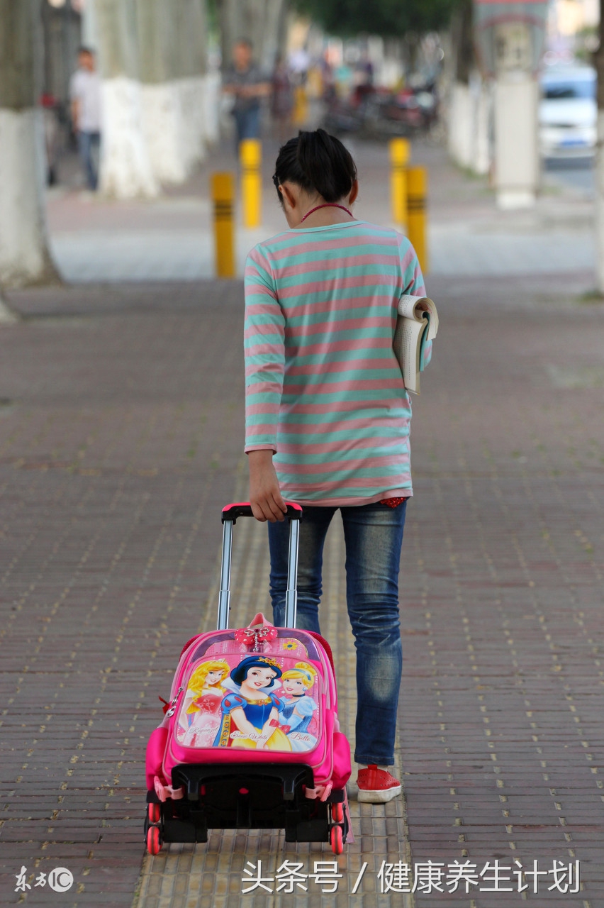 书被压卷了怎么处理,背书包的时候很重怎么办