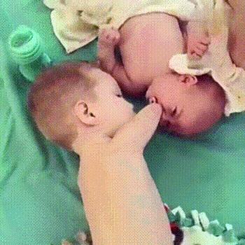 残疾无手小男孩,残疾男孩给弟弟奶嘴