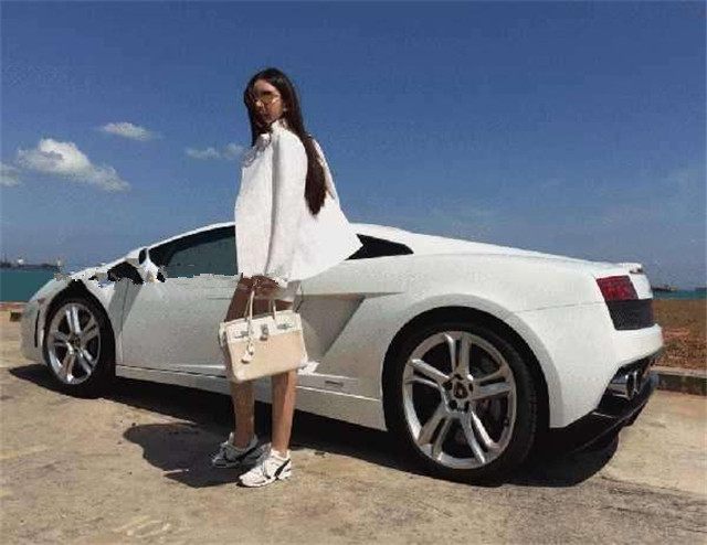 她是最成功的网红，富豪每月给22万，一辆400万豪车高调出行