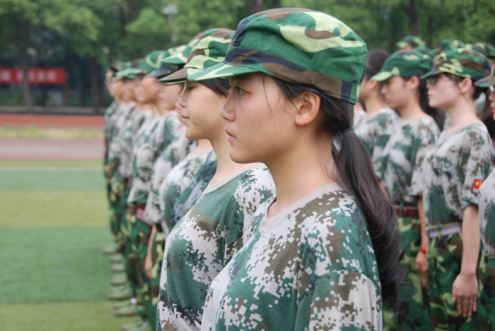教官晒伤了怎么回答,夏日军训在太阳底下暴晒