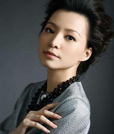 董卿一跪成名视频完整版,董卿跪下来听老人念诗视频