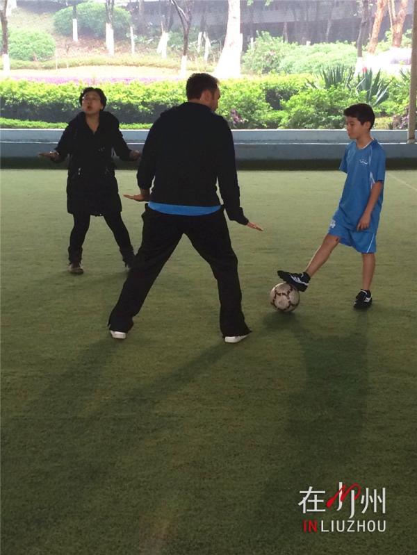 这个墨西哥足球教练好帅谁这么幸运请他来指导？