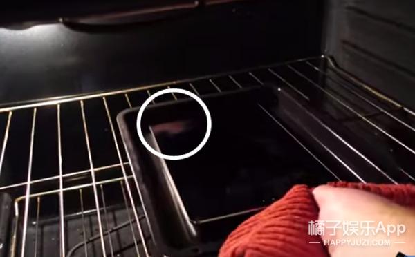 他把iPad放进烤箱：你猜苹果能禁得住“烤”验么？