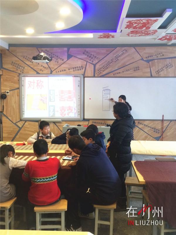 这个墨西哥足球教练好帅谁这么幸运请他来指导？