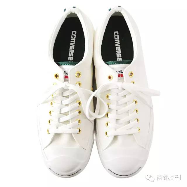 有一款很火爆的小白鞋,一双小白鞋子