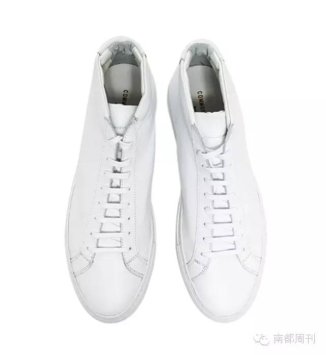 有一款很火爆的小白鞋,一双小白鞋子