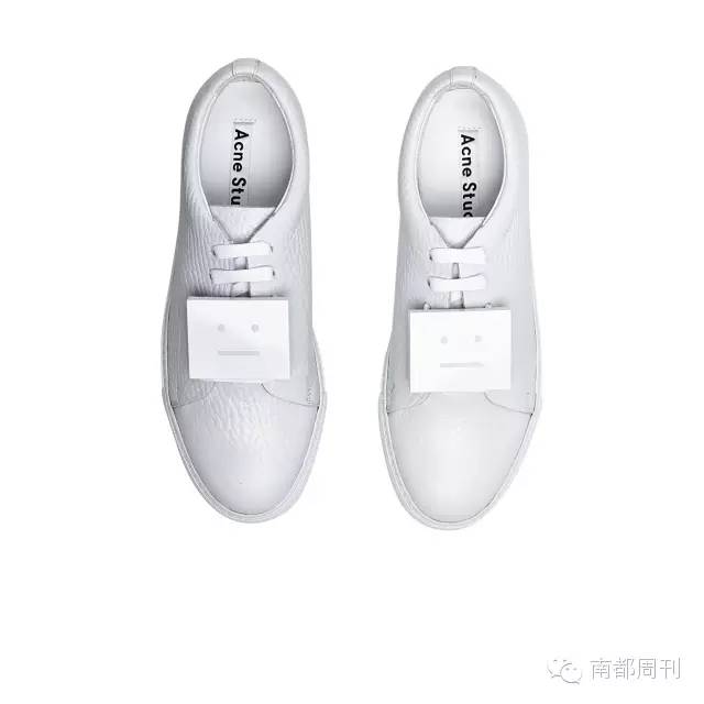 有一款很火爆的小白鞋,一双小白鞋子