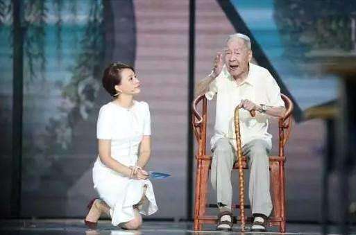 董卿一跪成名视频完整版,董卿跪下来听老人念诗视频