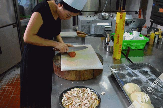 有颜值的披萨制作,合川女汉子