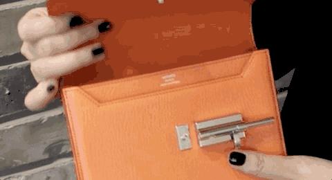 总说要Chanel、LV包包，但你连锁扣怎么打开都不知道！