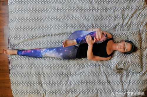 清早起床后背痛？睡前做完这8个动作，显著减轻背痛