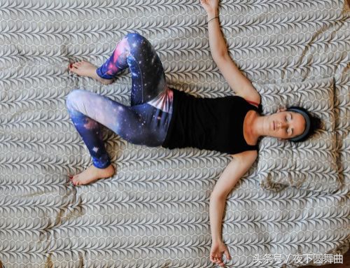 清早起床后背痛？睡前做完这8个动作，显著减轻背痛