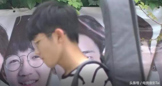 他无人问津却坚持理想，最终在选秀节目中大放异彩