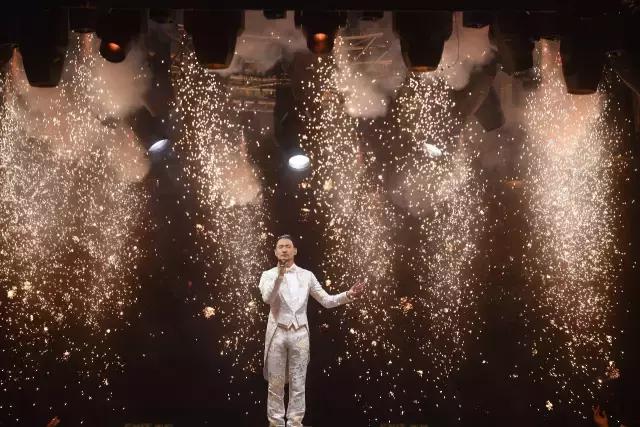 534小时演唱会的人,324天