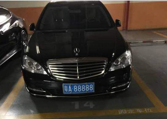 他身价亿万，每天开销只50块，出行一辆200万的奔驰，捐款10亿！