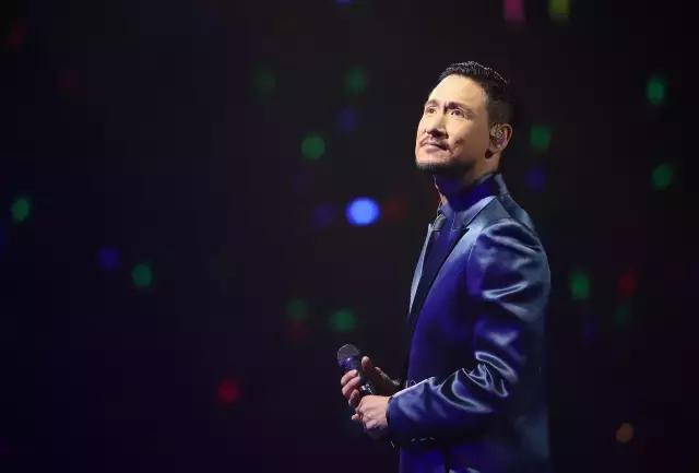 534小时演唱会的人,324天