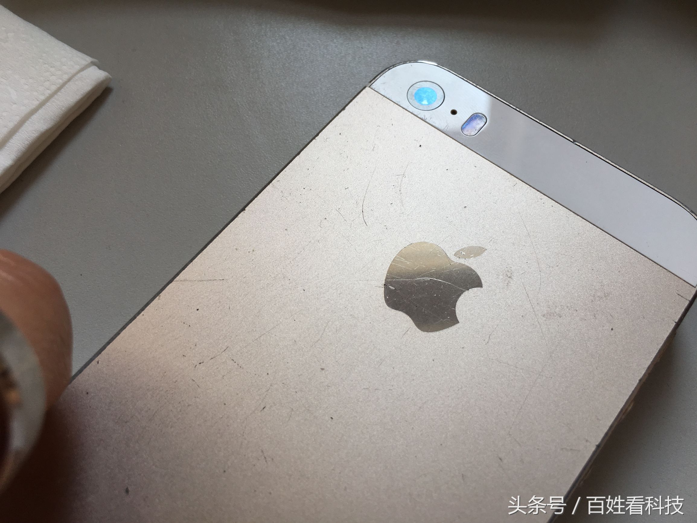 iphone后面的logo会刮花吗,苹果背后的logo划伤修复