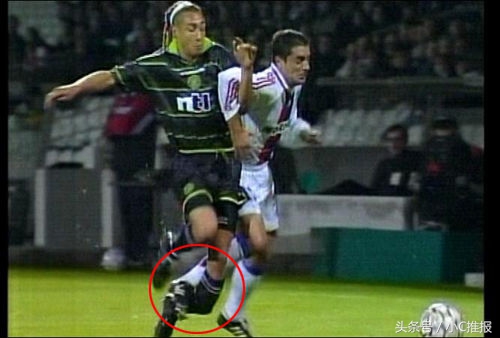 足球场上十大惨烈瞬间,足球场受伤瞬间图片