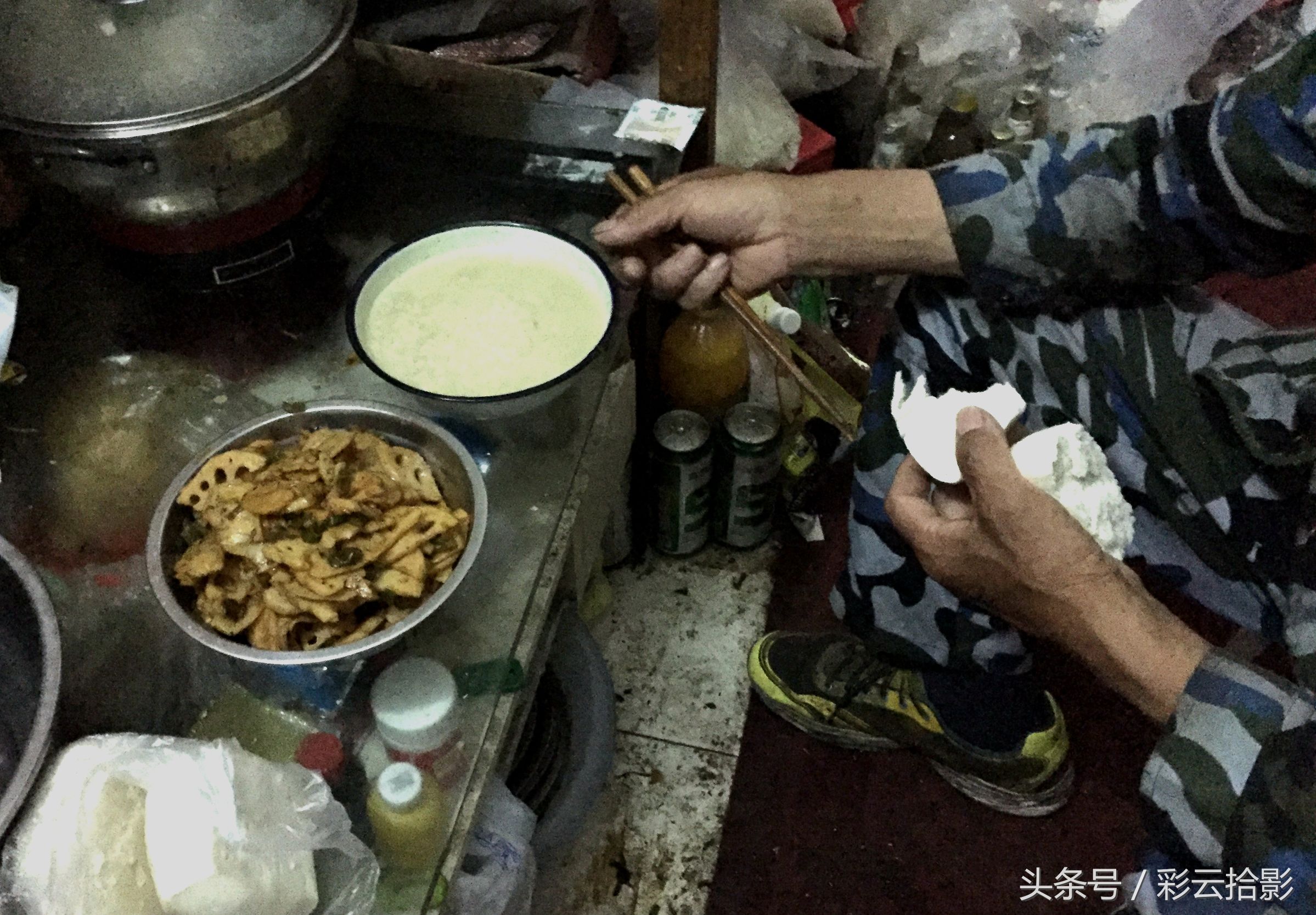 老人捡破烂一年攒了8000块钱后续,老人一年捡破烂赚了8000原视频