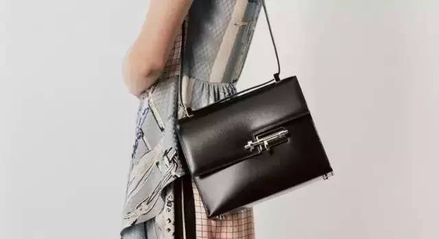 总说要Chanel、LV包包，但你连锁扣怎么打开都不知道！