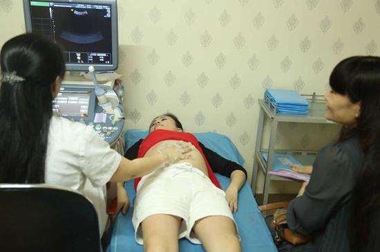 怀孕三个月吃一个螃蟹肚子微微痛,怀孕两个月吃了一只大闸蟹