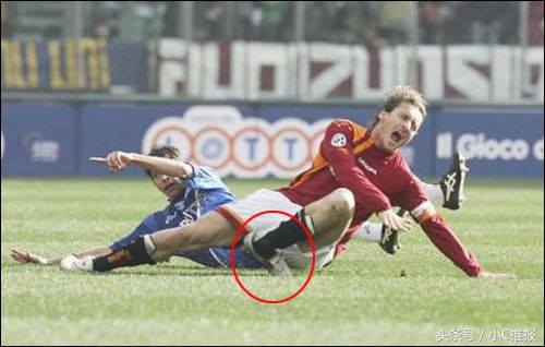 足球场上十大惨烈瞬间,足球场受伤瞬间图片