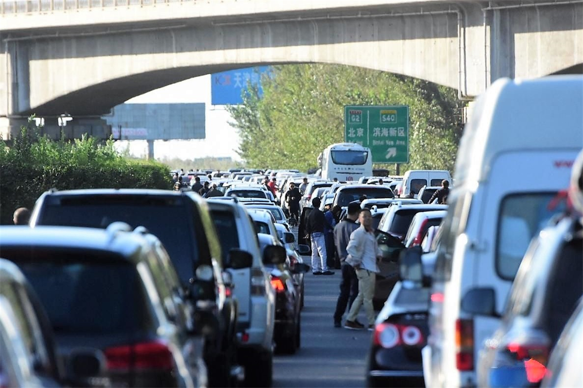 开车上高速忘记拿卡了怎么办,开车上路忘记带行驶证了要怎么办