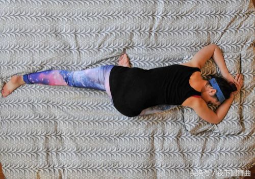 清早起床后背痛？睡前做完这8个动作，显著减轻背痛