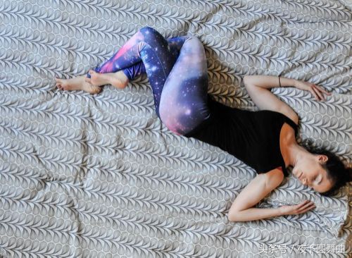 清早起床后背痛？睡前做完这8个动作，显著减轻背痛