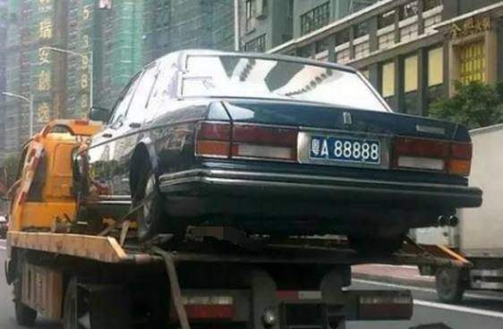 他身价亿万，每天开销只50块，出行一辆200万的奔驰，捐款10亿！