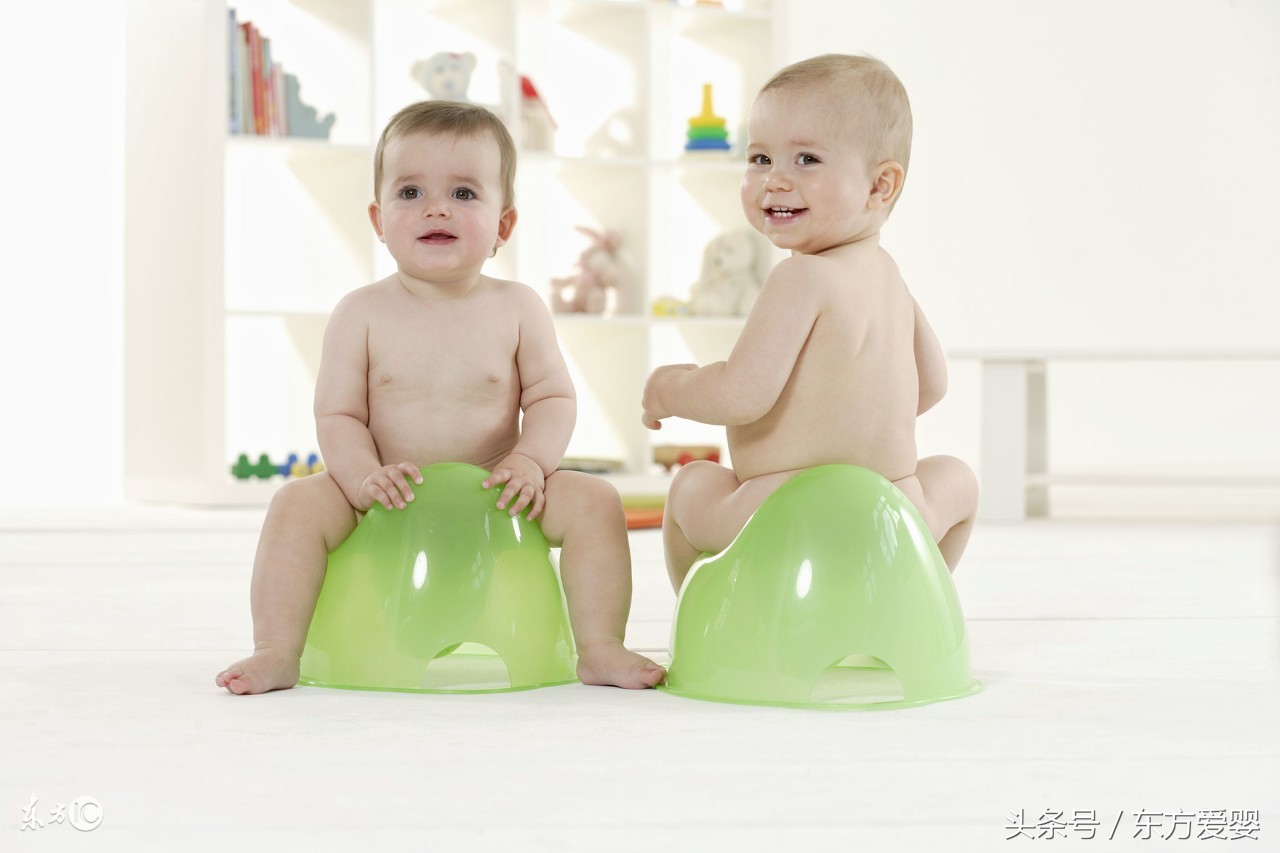 男宝宝学习如厕,宝宝学坐马桶训练真人