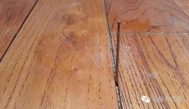 强化木地板起拱变形怎么处理,木质地板变形最好的补救方法