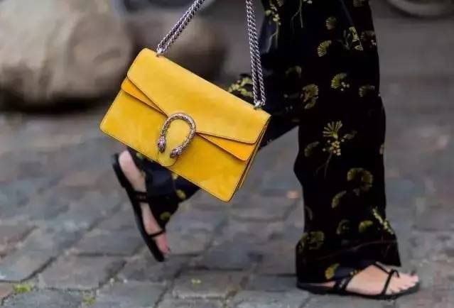 总说要Chanel、LV包包，但你连锁扣怎么打开都不知道！