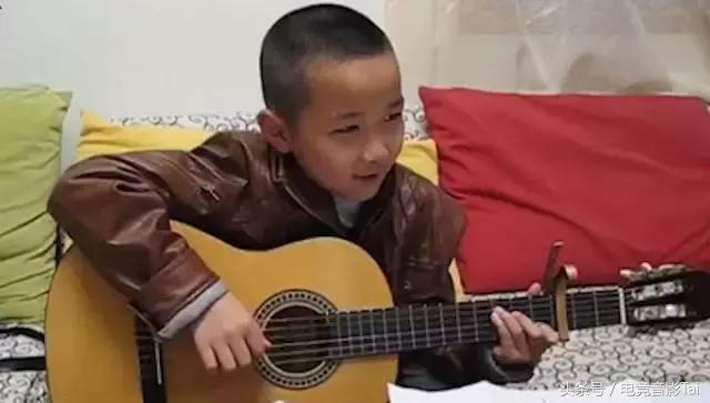 他无人问津却坚持理想，最终在选秀节目中大放异彩