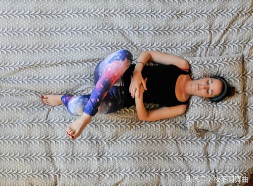 清早起床后背痛？睡前做完这8个动作，显著减轻背痛