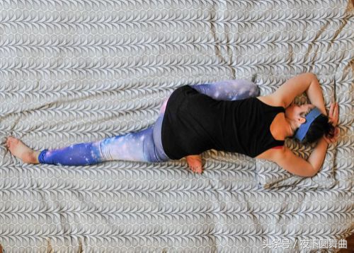 清早起床后背痛？睡前做完这8个动作，显著减轻背痛