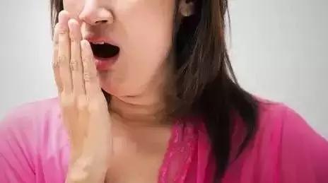 刷牙时水里放一物,刷牙水里加点盐能去口臭