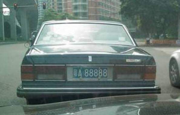 他身价亿万，每天开销只50块，出行一辆200万的奔驰，捐款10亿！