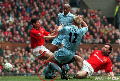 足球场上十大惨烈瞬间,足球场受伤瞬间图片